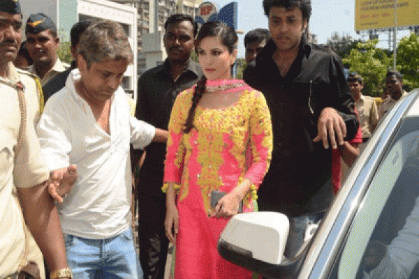 রাখি বন্ধনে দেহরক্ষী ইউসুফকে সানি লিওনের উপহার