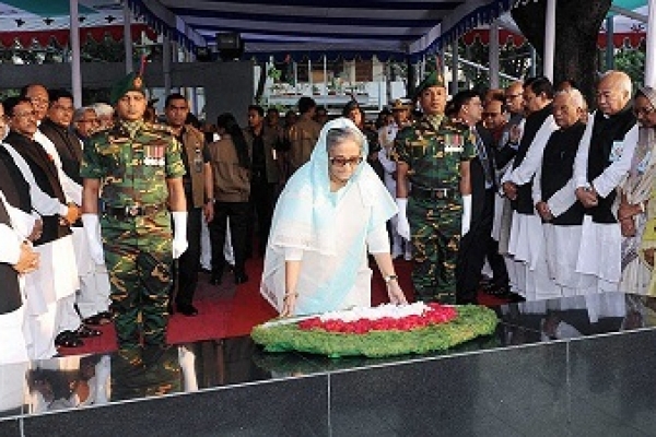  টুঙ্গিপাড়ায় বঙ্গবন্ধুর সমাধিতে প্রধানমন্ত্রীর শ্রদ্ধা