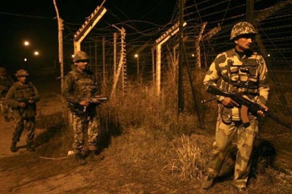 স্বাধীনতা দিবসের রাতেই পাকিস্তান-ভারতের তুমুল গুলির লড়াই