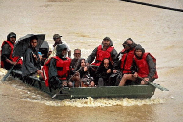 চারিদিক বন্যায় প্লাবিত, তারই মাঝে নৌকায় শিশুর জন্ম! ঘটনায় চাঞ্চল্য