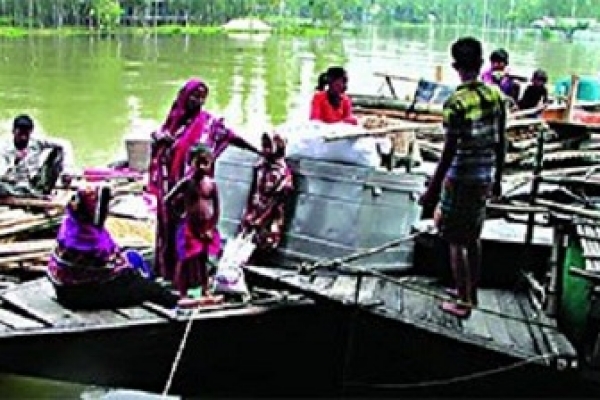 ৫ দিন ধরে নৌকায়, এক পাশে মানুষ আর অপর পাশে গরু ছাগল হাঁস মুরগি