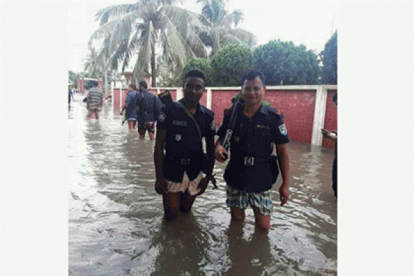 সোশ্যাল মিডিয়ায় ঘুরে বেড়াচ্ছে পুলিশের এই ছবিটি