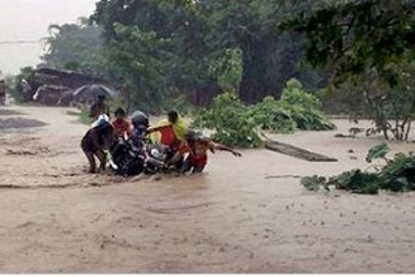পানির তোড়ে ভেসে যাচ্ছিল প্রিয় জামাটা, তুলতে গিয়ে ভেসে গেল ছোট্ট শিশু
