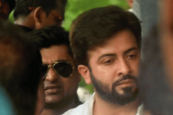 নায়করাজের দাফন শেষে কান্না ভেজা কন্ঠে দোয়া চাইলেন শাকিব খান