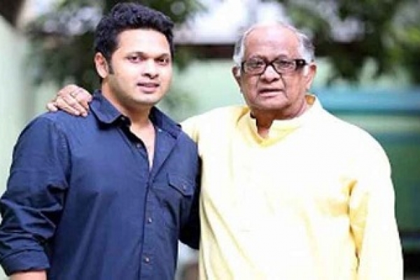 আমার পাশে এখন আর বাবা নামাজ পড়েন না : সম্রাট