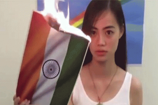 জানেন, কেন প্রকাশ্যে ভারতের জাতীয় পতাকা পোড়াচ্ছেন এই তরুণী?