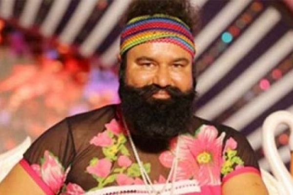 এই সাধু বাবার সেবায় নিয়োজিত ২০০ সুন্দরী!