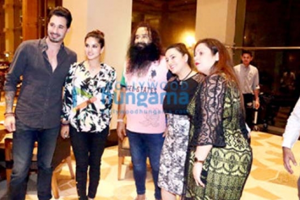 সানি লিওনের সাথে ধর্মগুরু রাম রহিমের যে ছবি এখন ভাইরাল!