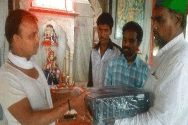 মন্দির কর্তৃপক্ষকে লাউডস্পিকার কিনে দিলেন মুসলিমরা