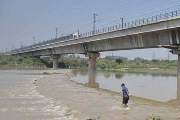 যমুনা নদীর উপর হঠাৎ দেখা মিলল রহস্যময় রাস্তার!