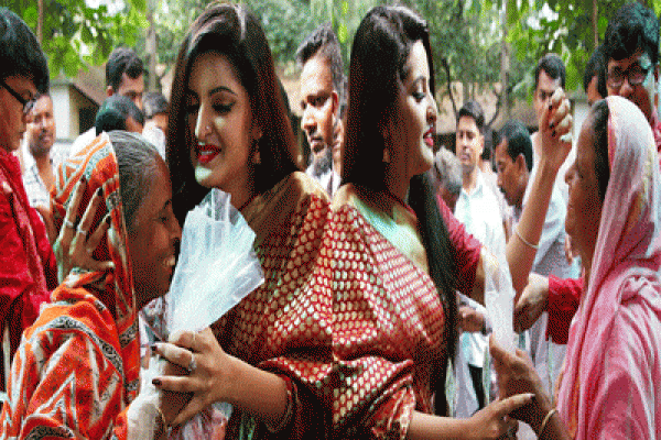 কোরবানির মাংস গরীব-দুঃখীদের মধ্যে বিলিয়ে দিয়ে মুখে হাসি ফোটালেন পরীমণি