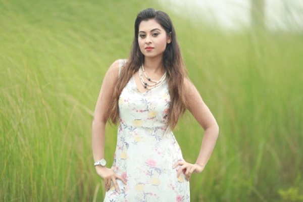 'আন্নেরা ফ্লিজ, হলে যাই আঁর দুগা মুভি দেইকবেন'