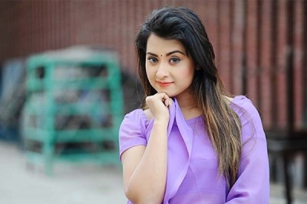 বোরকা পরে গোপনে কোথায় যাবেন নায়িকা বুবলী?