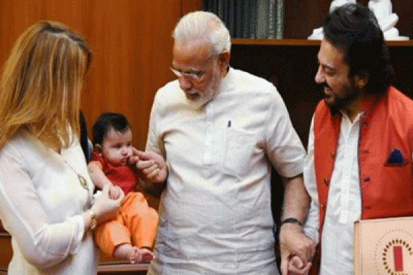 মেয়ে হওয়ার খুশিতে মোদিকে মিষ্টিমুখ করালেন আদনান সামি