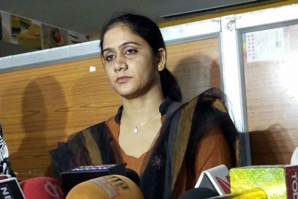 যে কারণে সাংবাদিকদের সামনেই স্বামীকে তালাক দিলেন মুসলিম মহিলা!