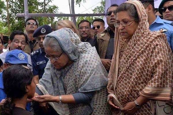 রোহিঙ্গা শিশুটিকে যে উপহার দিলেন শেখ রেহানা