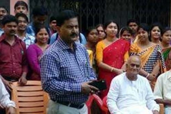 রাতে কলেজের বন্ধ ঘরের মধ্যে যুবতির সঙ্গে অধ্যক্ষকে হাতেনাতে ধরলো গ্রামবাসী