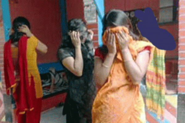 রাজধানীর নিষিদ্ধপল্লী থেকে ১৬ বছরের বোনকে যেভাবে উদ্ধার করলেন তার দিদি