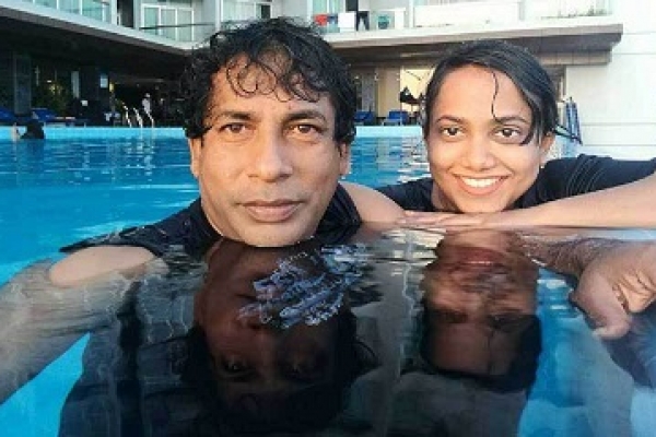 স্ত্রীর সঙ্গে মোশাররফ করিমের রোমান্টিক জলকেলি