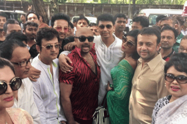 ‘নেত্রী সু চি একজন পুতুল, তাকে ধিক্কার জানাই’