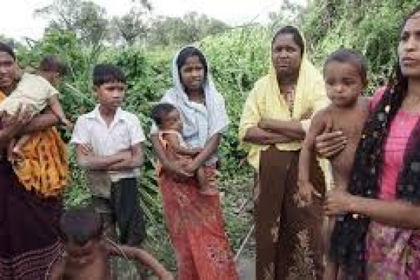 ‘আঁরারে তোয়ারা উদ্ধার গড়ো, আঁরারে মগে ঘিরিরাইক্কে, দুনিয়ার মুসলমান কউমড়ে জানাইডাও’