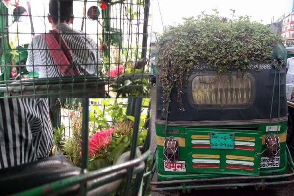 গভীর রাতে চলন্ত সিএনজি থেকে ছুড়ে ফেলা অচেতন মেয়েটি কে?