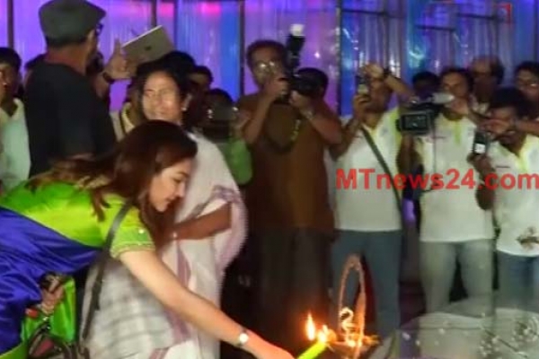 কলকাতায় মমতার সাথে পুজা উদ্বোধন করলেন জয়া আহসান