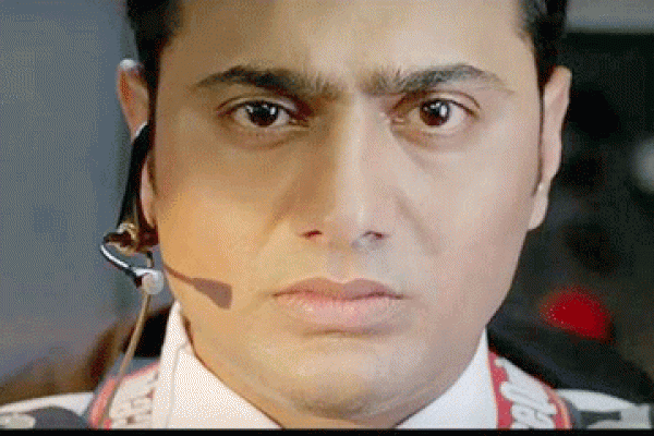 মাঝ আকাশে বিপদগ্রস্ত বিমানকে কি বাঁচাতে পারলেন 'ককপিট'-এর দেব ?