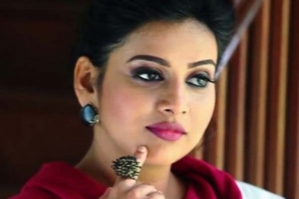 ফেসবুকে কেঁদে ক্ষমা চাইলেন এই অভিনেত্রী