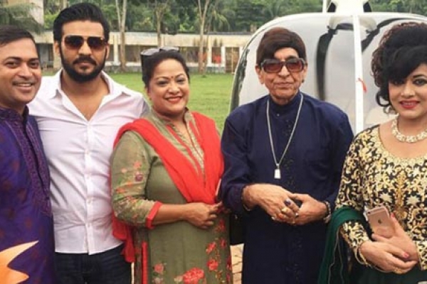 হেলিকপ্টারে উড়ে পূজা মণ্ডপে তারকারা