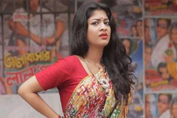 এ কোন সারিকা? খরিদ্দারের খুঁজে সিনেমা হলের সামনে দাঁড়িয়ে!