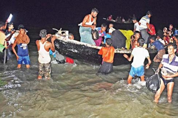 রোহিঙ্গারা আসছে গভীর রাতে