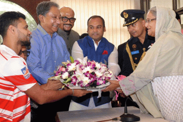 প্রধানমন্ত্রীকে বিমানবন্দরের সংবর্ধনায় শুভেচ্ছা জানালেন যারা