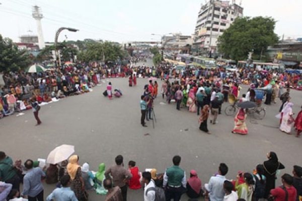 নীলক্ষেতে কলেজ শিক্ষার্থীদের অবরোধ