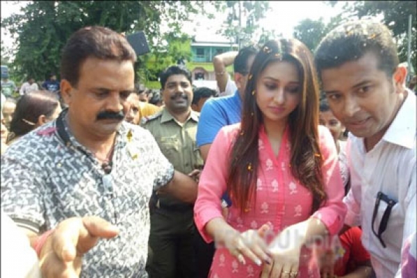 এবার সেই সুযোগ এলো- নিজের পাড়াতে ফুল ছিটিয়ে বরণ করা হলো মিমিকে