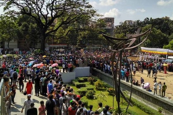 তিন টাকার ডিম নিয়ে এলাহিকাণ্ড, লাখো মানুষের ভিড়ে ভড়কে যান আয়োজকরা