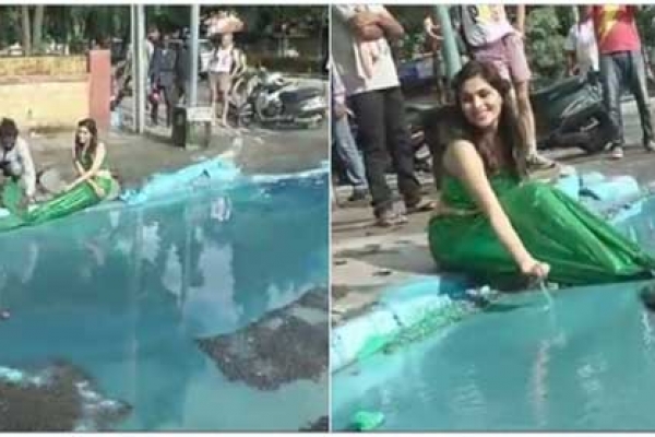 রাস্তার পাশে গর্তের মধ্যে বসে আছে জলপরী!