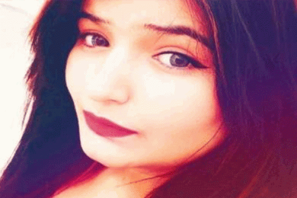 গাড়ি থেকে নামিয়ে ২২ বছরের গায়িকাকে....
