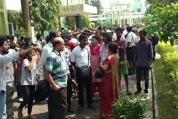 ছাত্রদের সঙ্গে একই হলে থাকার দাবিতে আন্দোলনে ছাত্রীরা