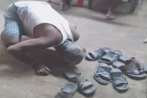 ভুল করে বাড়িতে প্রবেশের অপরাধে থুতু চাটতে হল বৃদ্ধকে