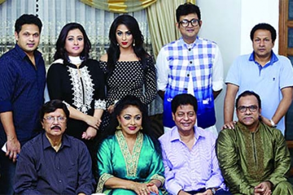 এক ফ্রেমে দেশের নয় তারকা