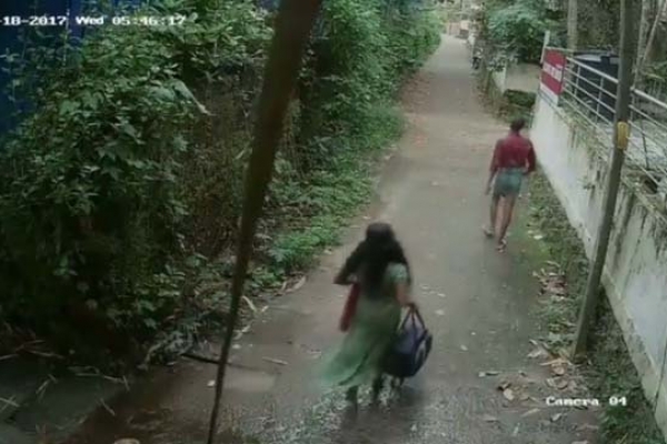 গলির মধ্য কলেজছাত্রীকে একা পেয়ে শ্লীলতাহানির চেষ্টা, ভিডিও ভাইরাল