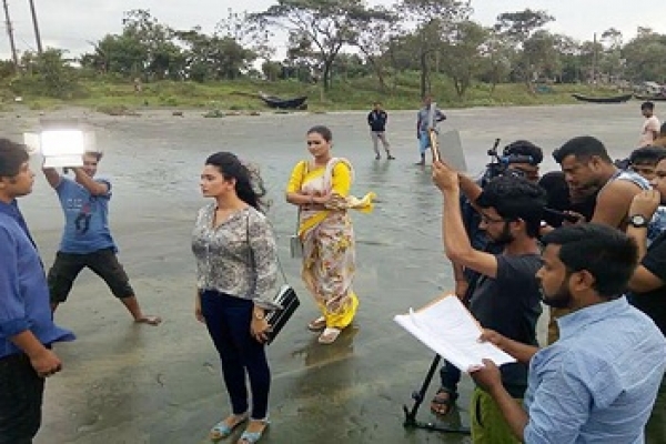 লজ্জাজনক পরিস্থিতি, হোটেলে বন্দি শুটিং ইউনিট