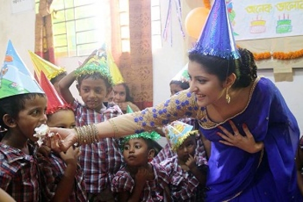অনাথ শিশুদের সাথে নিজের জন্মদিন পালন করলেন পরীমনি, খাওয়ালেন নিজ হাতে