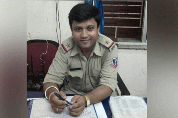 ঘুষ নিতে গিয়ে হাতেনাতে ধরা পড়লেন থানার এএসআই