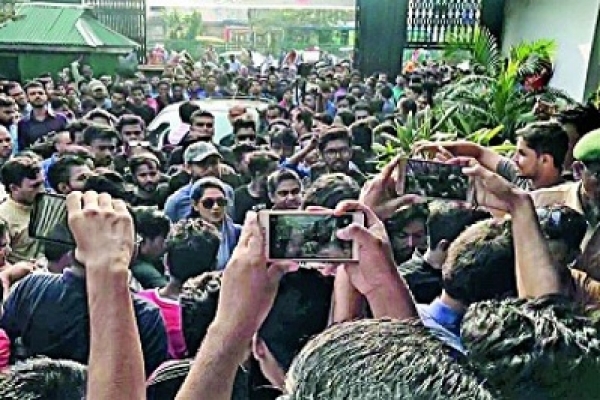  ১০ হলে ডুব ছবির প্রথমদিনের আয় কত জানেন?