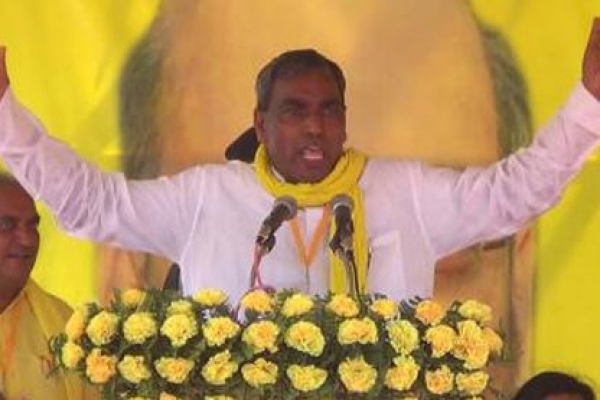 শিশুকে পিষে ছুটে গেল মন্ত্রীর গাড়িবহর
