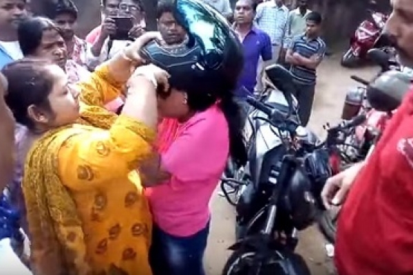 ১২ দিন বাড়িতে বন্দি অভুক্ত মা! বেড়াতে যাওয়া মেয়েকে উত্তম-মধ্যম দিলেন প্রতিবেশীরা