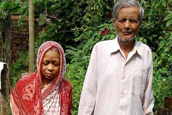 ছেলে-বৌমার অত্যাচারে বাড়ি হারিয়ে এখন পথে পথে এই বৃদ্ধ দম্পতি