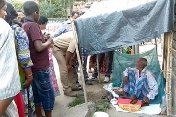 ছেলে-বউয়ের অত্যাচারে ফুটপাথে ৯০ বছরের বৃদ্ধ বাবা!